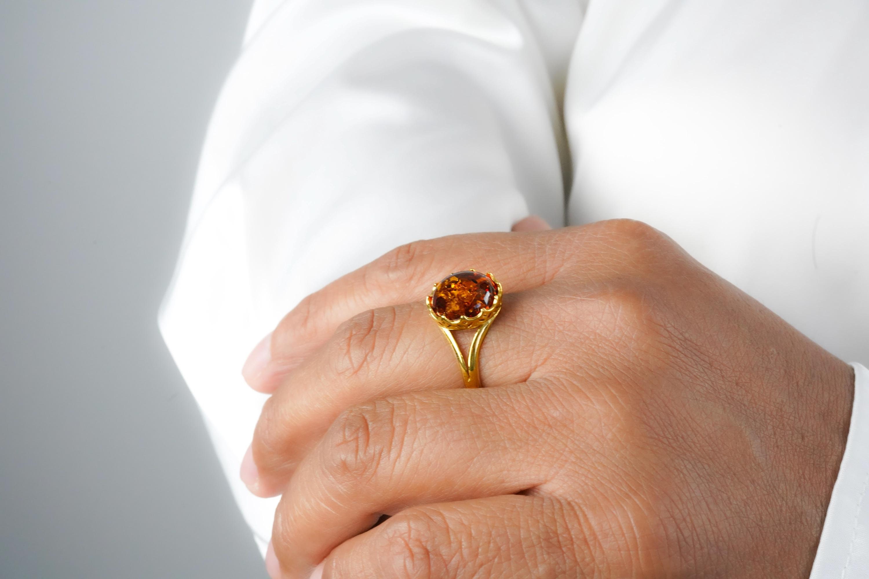 Anello principessa in oro, anello ambra tondo, anello ambra baltica naturale, anello oro e ambra, anello pietra preziosa tonda, anello moda ambra, reg