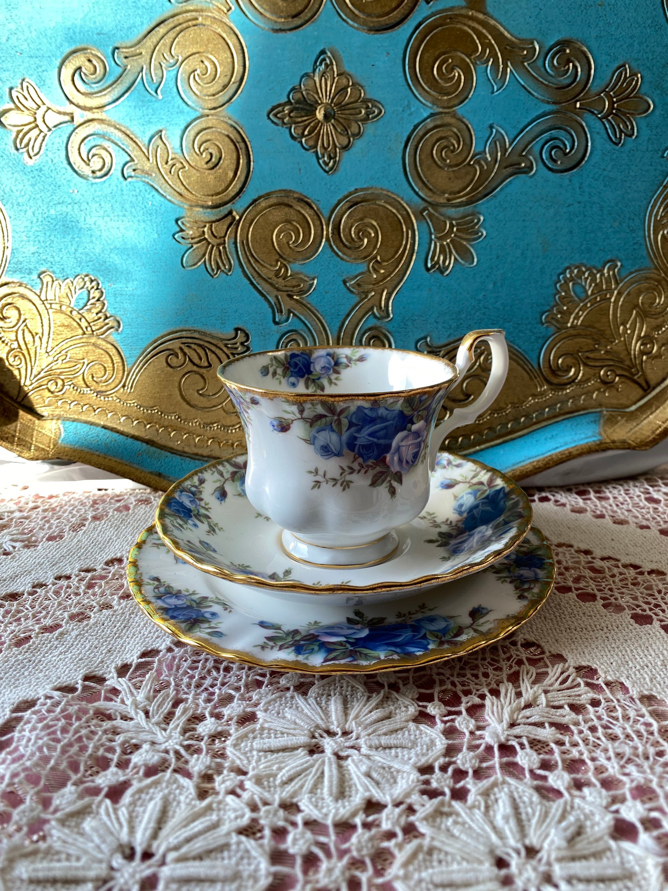 "Royal Albert Moonlight Rose Blue Rose Tazza da tè e piattino da 6,25\" Trio di piatti da dessert, realizzati in Inghilterra"