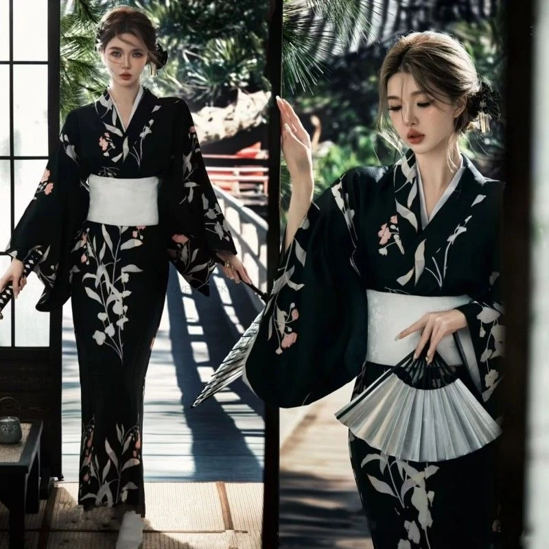 Schwarzes Damenkleid im Vintage-Stil, traditioneller japanischer Kimono, schwarze Farbe, Yukata-Bademantel, Cosplay-Kleidung, Fotografie-Kleid Image
