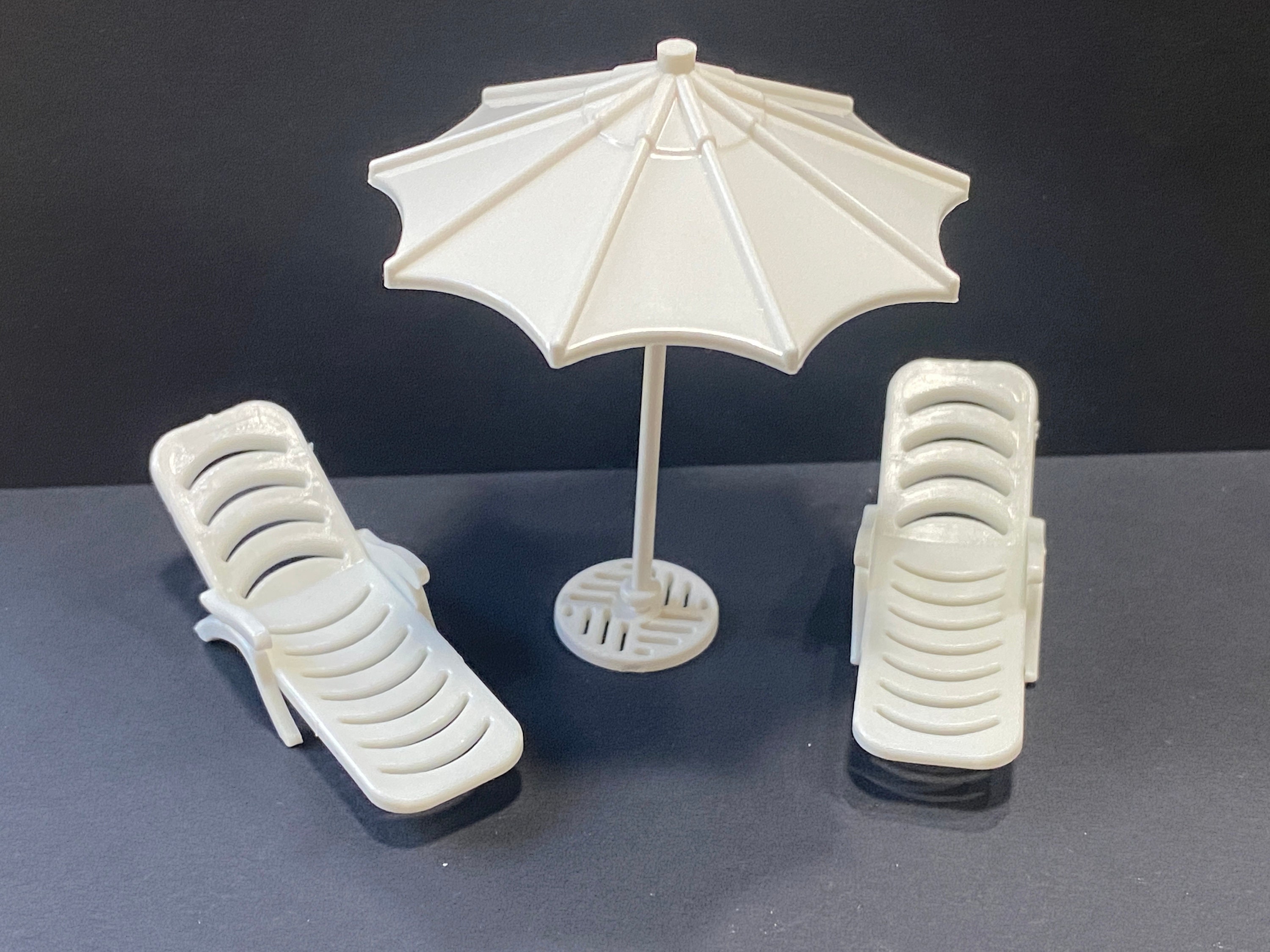 Sedie a sdraio da giardino bianche in scala 1:48 (2) con set di ombrelloni * Miniatura per casa delle bambole * Scala O ShopMiniDecorandMore * Diorama