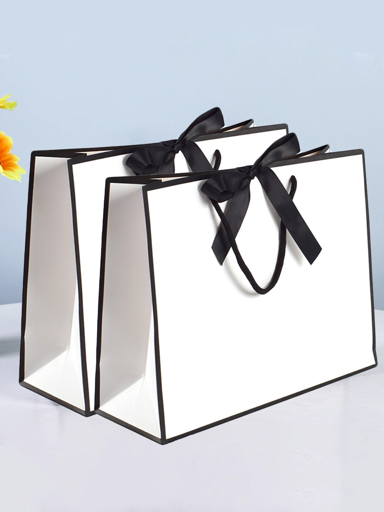 Geschenktüten mit Schleife im Hepburn-Stil, 5er-Set – schwarzer und goldener Besatz, Geschenktüten für Hochzeiten, Weihnachtsfeier- und Eventverpackungen Image