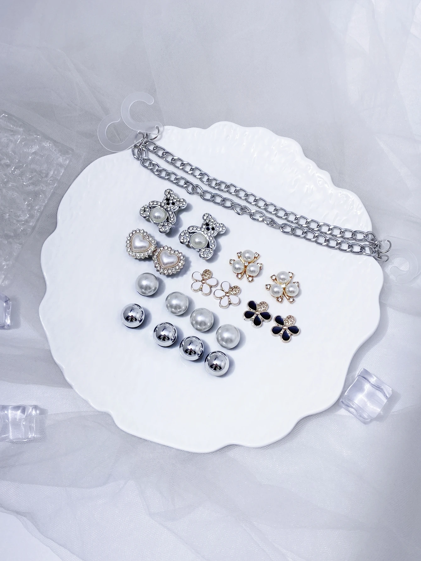 20 Stück silberner ABS-Diamantbär, weiße Blumen, ABS-Diamantblumen-Schuhverschluss, silberne Kette, DIY-Dekoration, geeignet für Wo