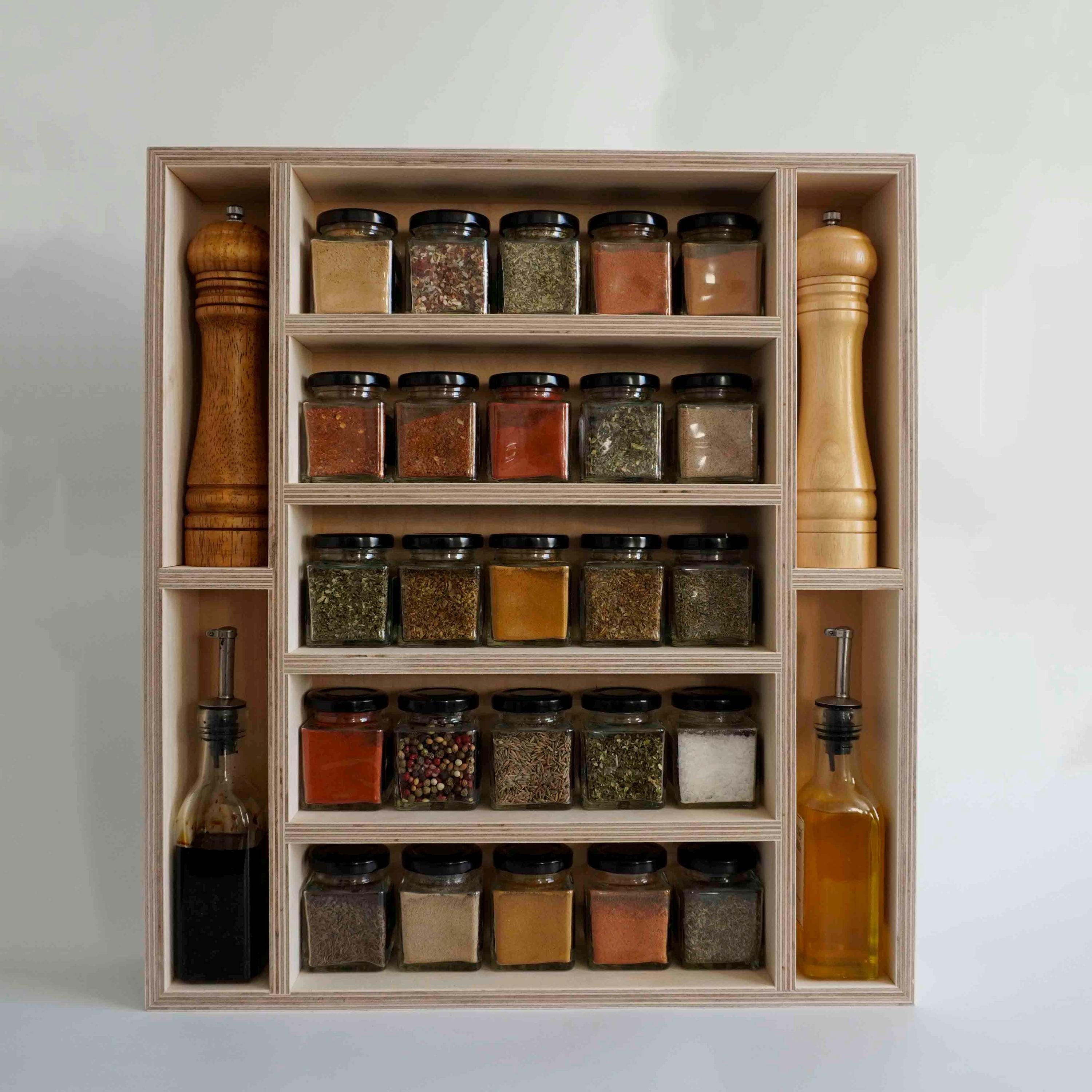 Holz-Gewürzregal mit 25 Gewürzgläsern und Salz- & Pfeffermühle