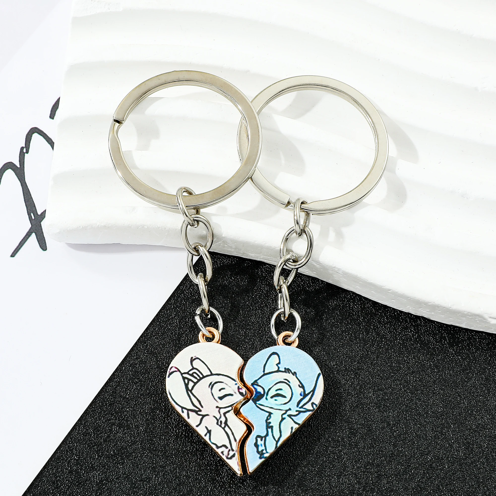 1 Paar Herzförmiger Schlüsselanhänger mit Disney-Stich-Engel-Paar, Cartoon-Figur, Liebesschmuck, Accessoire für Damen und Herren, süße Geschenkidee Image