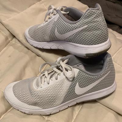 Nike Shoes | Women’s Nike Size 7.5 | Color: White | Size: 7.5