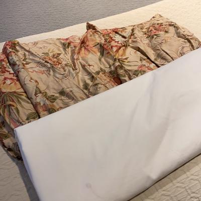 Ralph Lauren Bedding | Vintage Ralph Lauren Queen Bed Skirt | Color: Green/Red | Size: Queen
