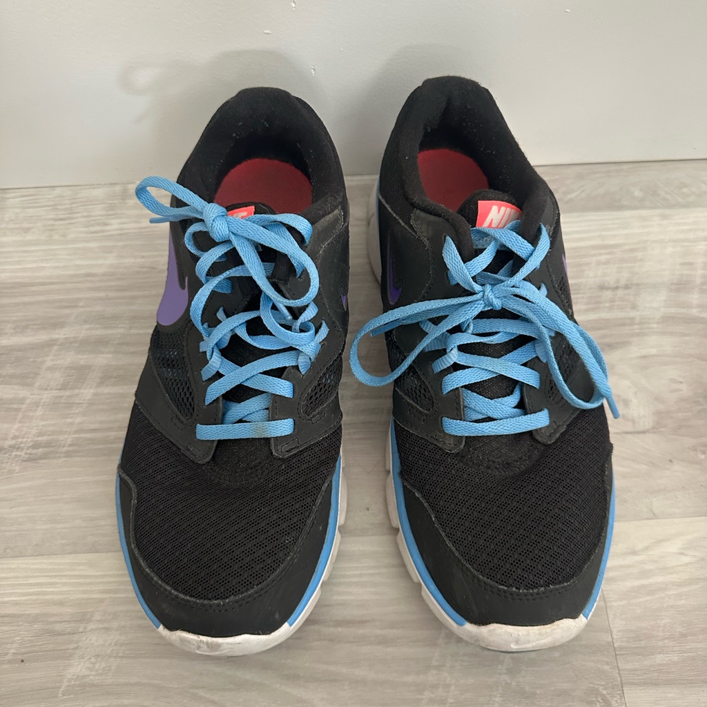 Nike Shoes | Women’s Nike Tennis Shoe | Color: Black | Size: 7.5