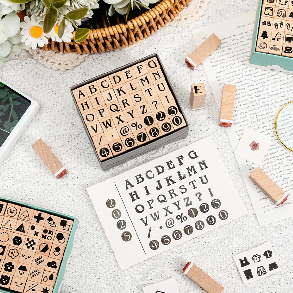 42 Zahlen und Buchstaben Holzstempel, geometrische Figuren und dekorative Emoji-Handbuchstempel, Grußkarten-Umschlagdekoration Image