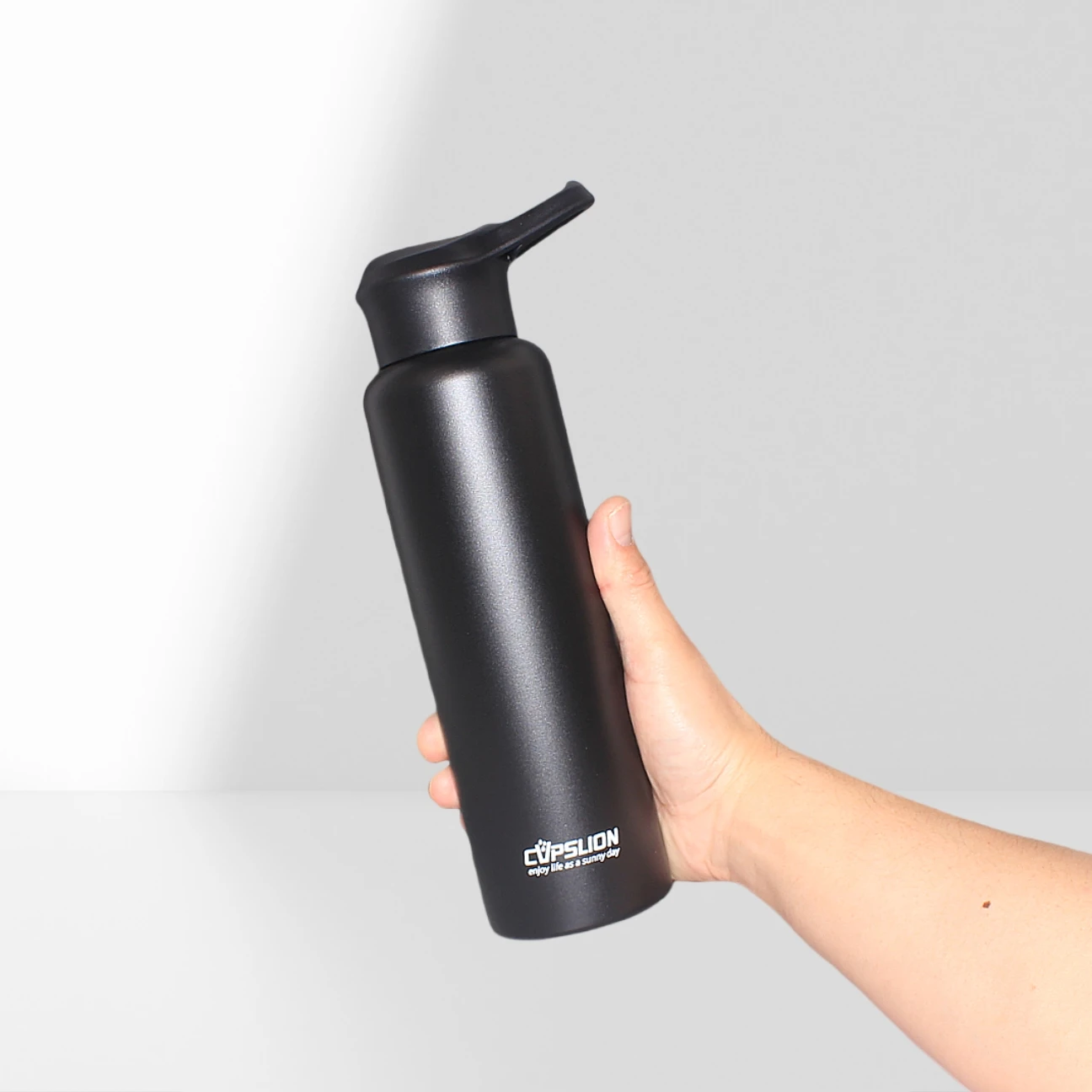 750 ml Fahrrad Wasserflasche Vakuum Edelstahl Radfahren Wasserflasche Doppelwandige einfache Thermobecher isoliert Image