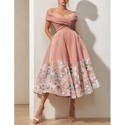 Elegantes rosenfarbenes floral gesticktes Off-Shoulder A-Linie Cocktailkleid für formelle Hochzeitsgäste mit Schlitz und kurzen Ärmeln
