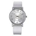 Montre-bracelet analogique à quartz de luxe minimaliste pour femme avec cadran en forme de cœur et ceinture en maille élégante