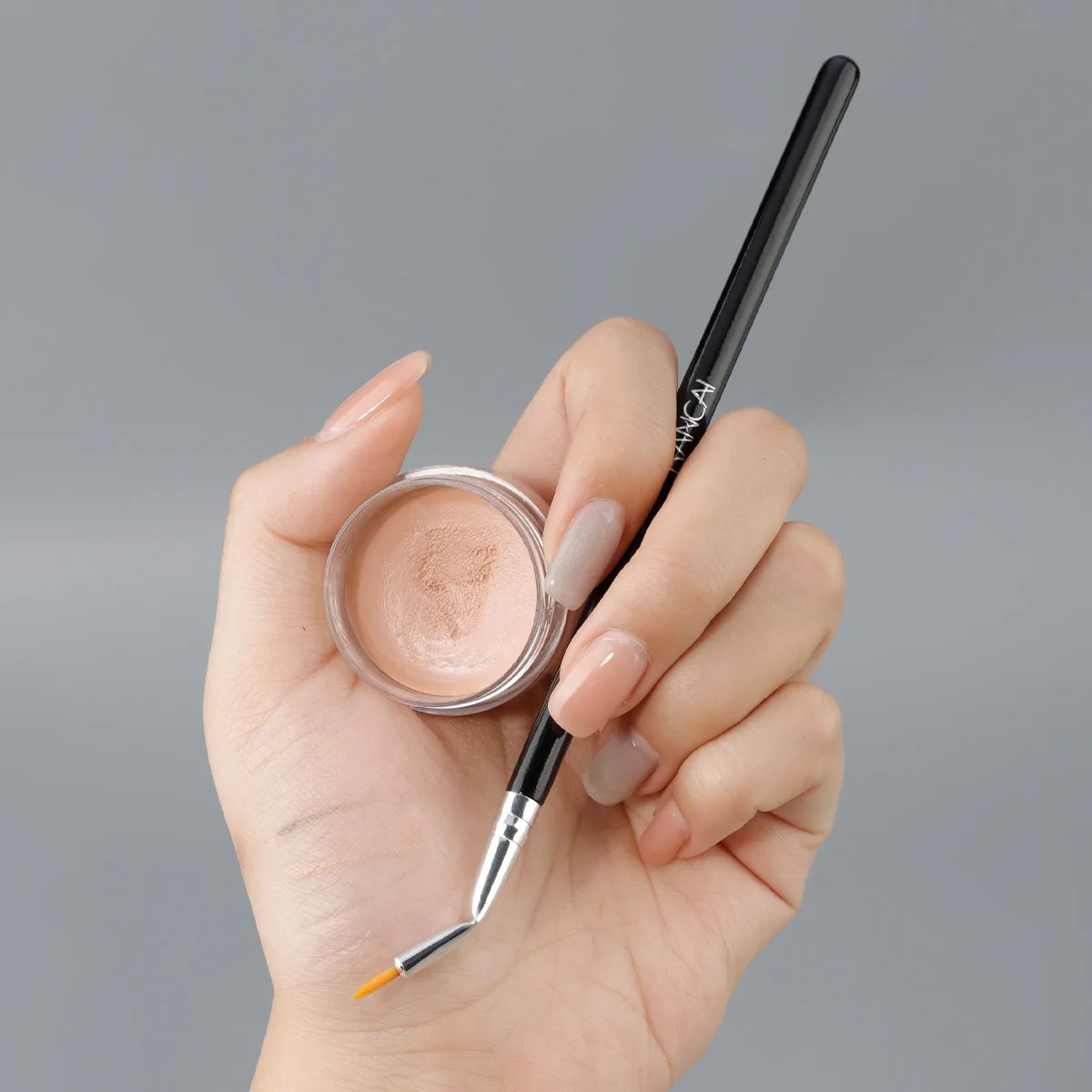 Winkel-Make-up-Pinsel. Eyeliner mit einem Formen. Sleeper. Eyeliner-Pinsel. Concealer mit Ellenbogendetail bis zum Zerreißen. Eyeliner-Pinsel Image