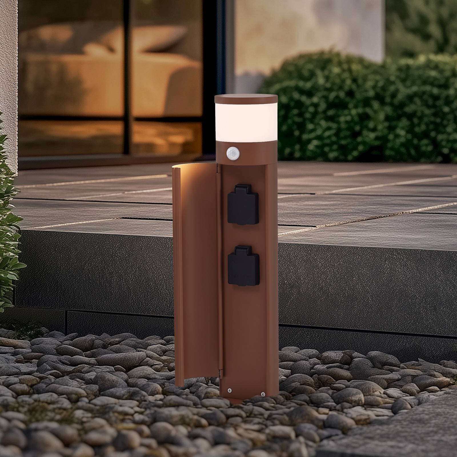 Lucande Sockellampe Corban, rost, Sensor, Steckdosen, IP44 Corban Lucande, dimmbar, braun / rost, Aluminium, Modern