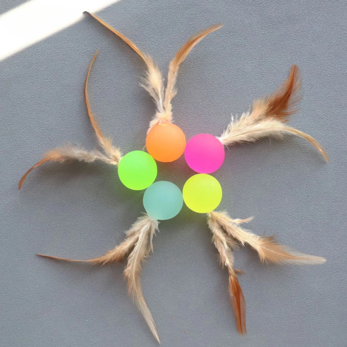 2 stücke zufällige farbe Lustige Katze Elastische Ball Spielzeug Interaktive Bälle Heimtierbedarf Feder Fußball Spielzeug Hundespielzeug Kätzchen Image