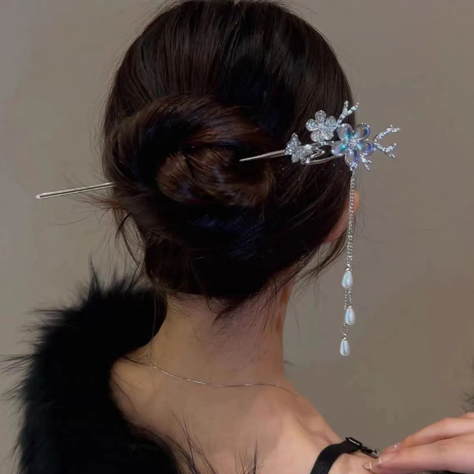 Frau Elegante Haar Schmuck Glänzenden Strass Blume Schmetterling Kopfschmuck Perlen Anhänger Haar Pin Silber Farbe Legierung Haar Sticks