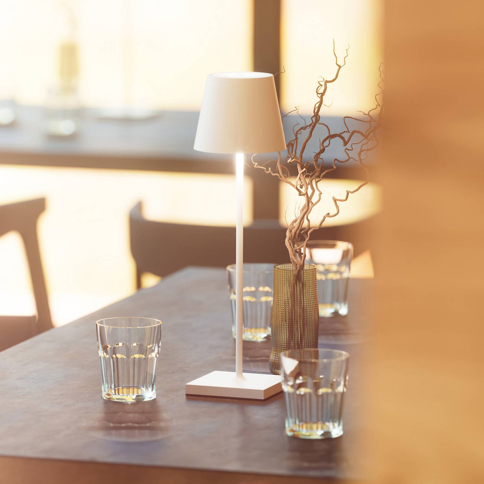 Sigor LED-Akkutischlampe Nuindie, USB-C, weiß, IP54, dimmbar, weiß / opal, für Wohn- / Esszimmer, Aluminium, Modern