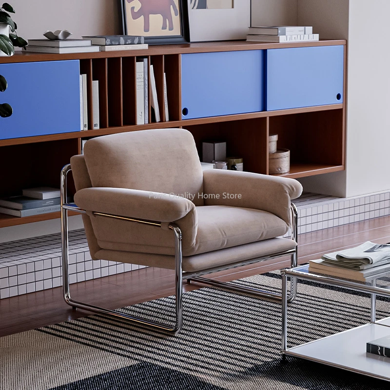 Mittelalterlicher Bauhaus-Designer-Einzel-Freizeitstuhl aus Samt, italienischer, minimalistischer, leichter, luxuriöser Club-Sofastuhl aus Metall für die Verhandlung Image