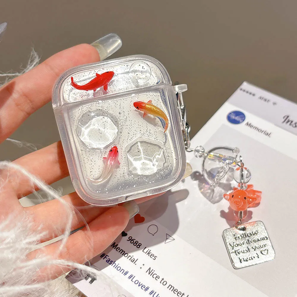 Transparente Karpfenfische, niedliche 3D-Anhänger-Bling-Kopfhörerhülle für Apple Airpods 4, 3, 2 Pro, 1/2 kabellose Bluetooth-Ladebox-Abdeckung Image