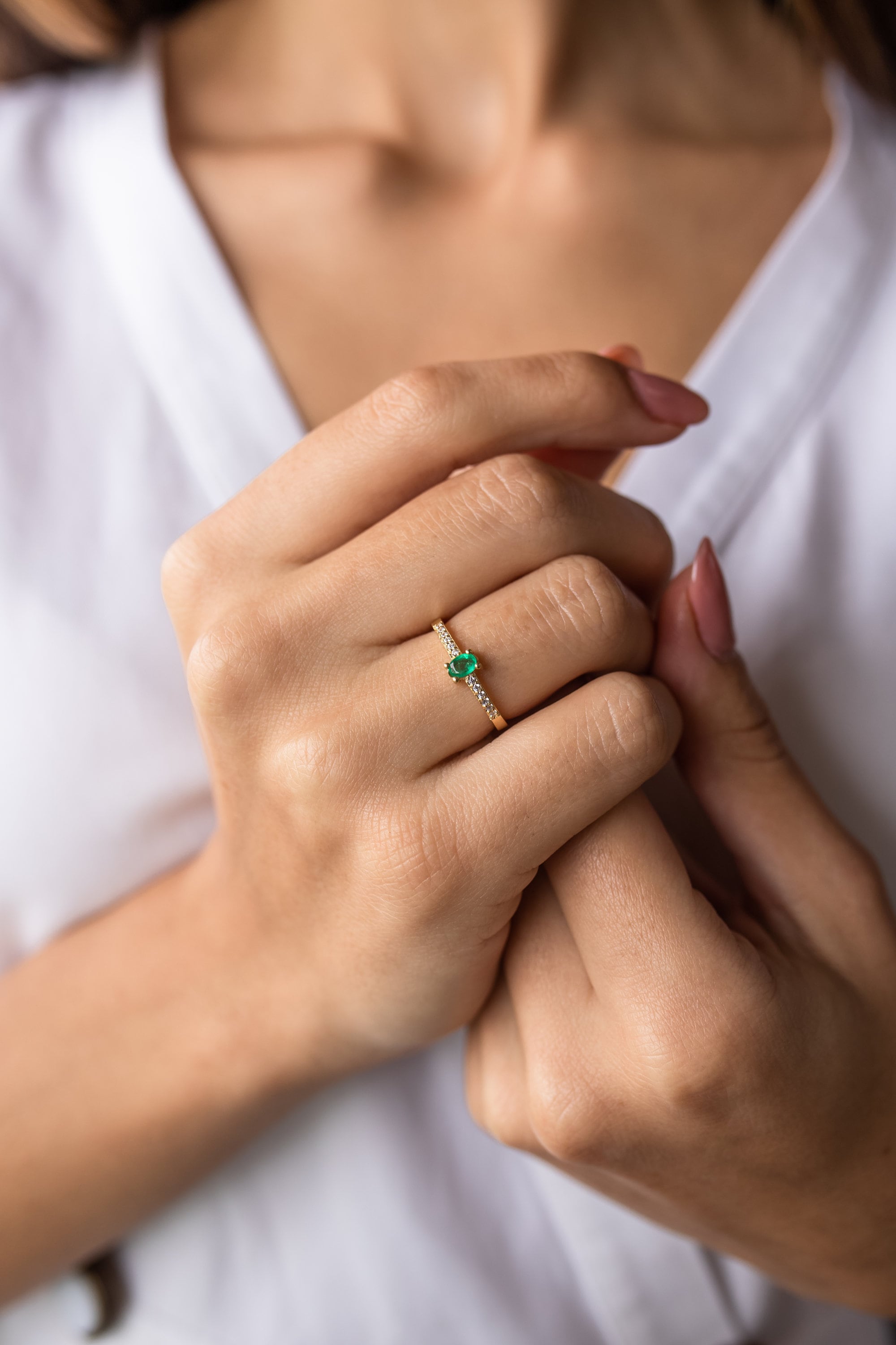 Zierlicher vergoldeter Birthstone Ring, Smaragd Oval Ring mit CZ Akzent Steinen, Versprechen Ring, Mai Birthstone Ring