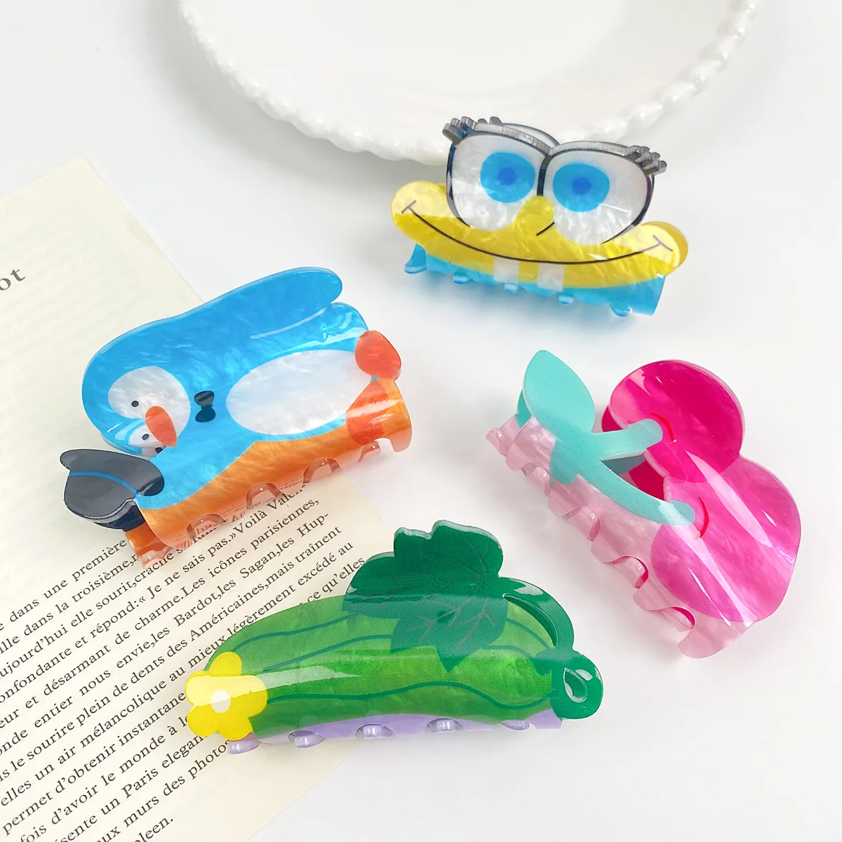 Süße und schöne Acryl Cartoon Haars pange mit schönen und großzügigen Hai Haars pange große Haars pange Haarschmuck für Frauen Image