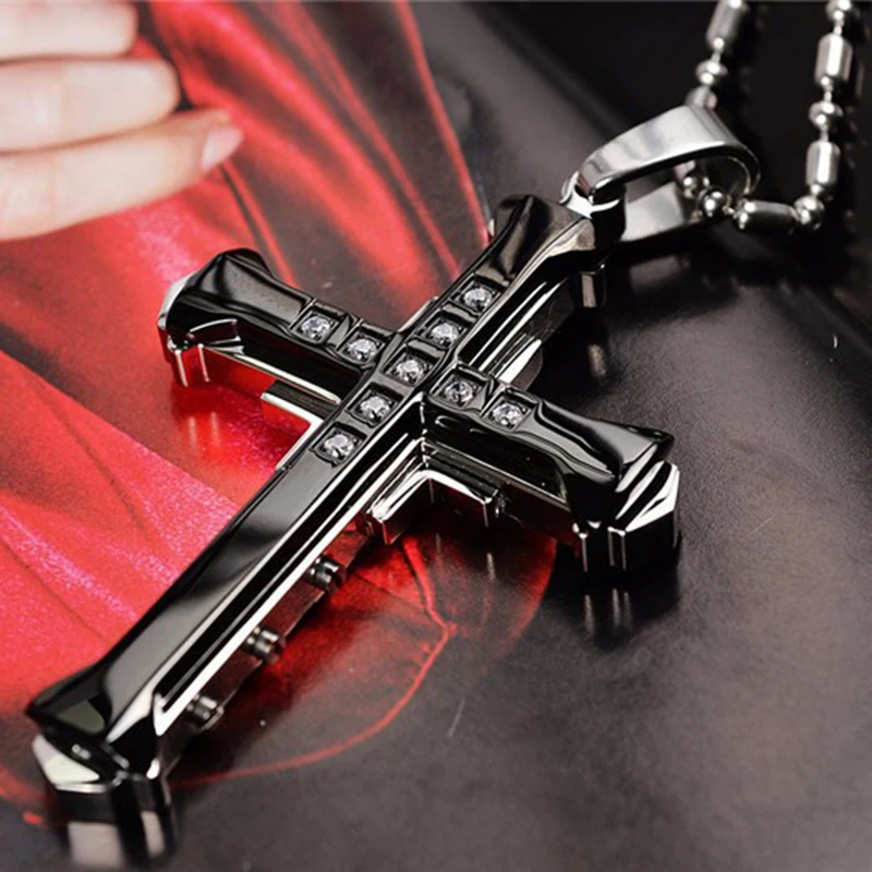 2025 Ins Nuova collana con ciondolo croce per uomo Semplice zircone fresco Colore oro nero Catena in acciaio inossidabile Hip Hop Punk Regalo di gioielli