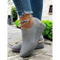 Sneakers slip-on bianche in maglia da donna: stile moderno e comodo per donne attive per passeggiate all'aperto, sessioni in palestra ed esplorazioni casuali della città