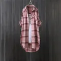 Camicia da donna scozzese vintage con bottoni e tasche, giacca lunga in cotone e lino dalla vestibilità ampia per la primavera e l'autunno