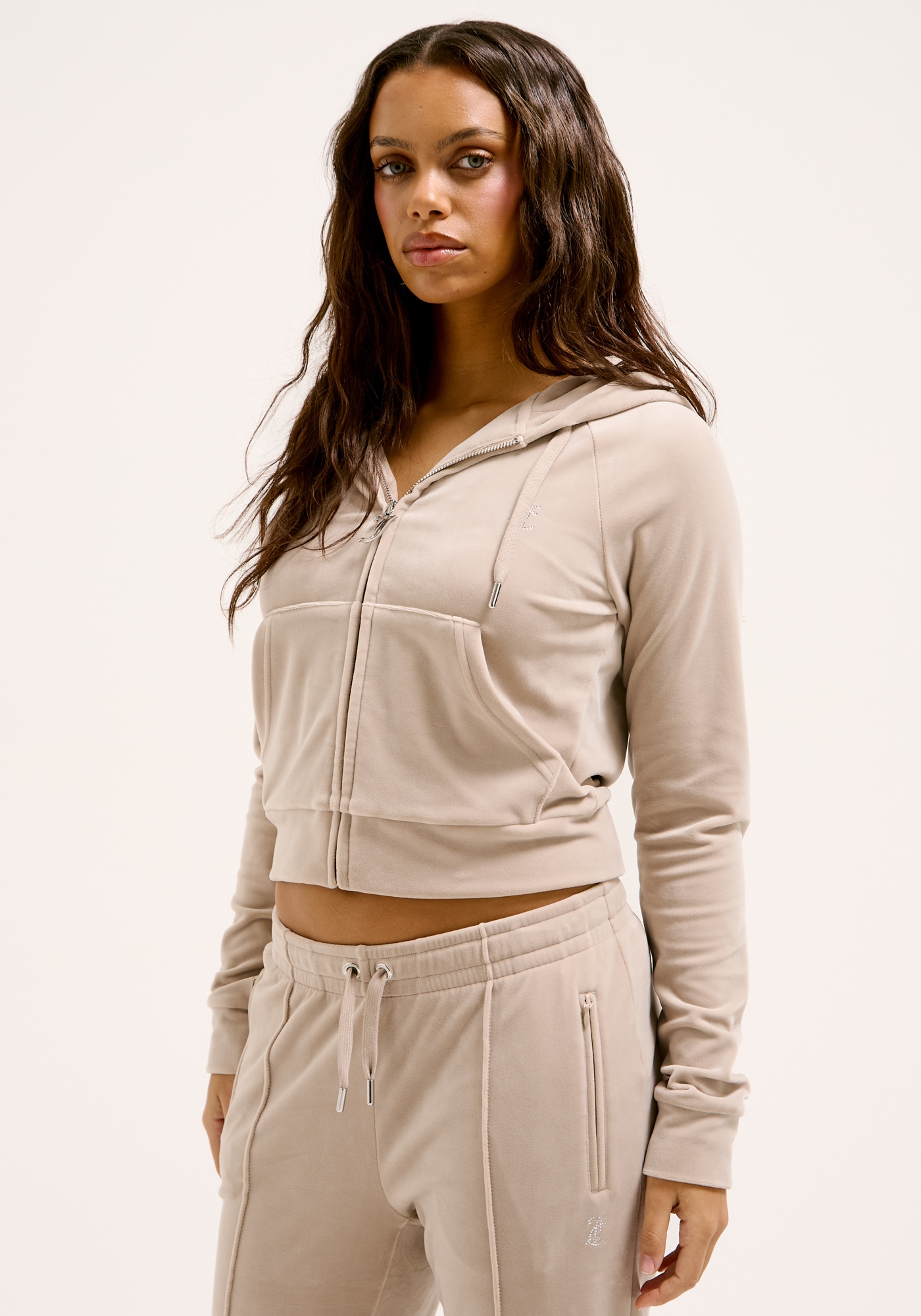 Kapuzennickijacke JUICY COUTURE "MADISON VELOUR HOODIE Damen", Damen, Gr. M, beige (string), 95% POLYESTER, 5% ELASTAN, slim fit, Jacken, Trainingsjacke Damen, Sweatjacke mit Kapuze, Velour, mit Glitzer, Sale Image