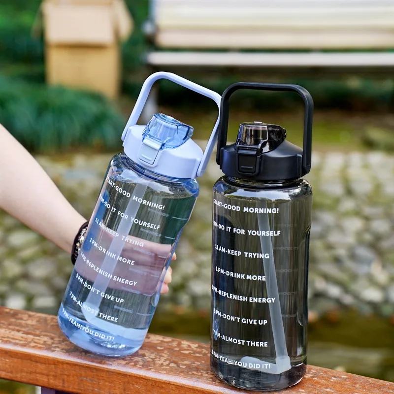 2L tragbare Wasserflaschen Kunststoff Stroh Wasserbecher Trinkflasche mit Zeitmarkierung für Outdoor-Sport Fitness Wasserkrug Trinkgeschirr Image