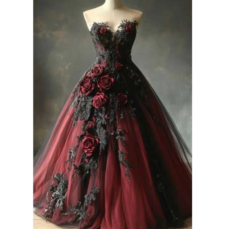Trägerloses dunkelrotes und schwarzes Gothic-Hochzeitskleid, Rosenblumen, Spitzenapplikationen, Vintage-Sweethart-Brautkleid in A-Linie, individuell gestaltet