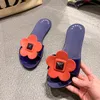 Sommer-Hausschuhe für Damen, niedliche Schuhe, süße Blumen, Strand, Zuhause, Badezimmer, flache Schuhe, elegante Mädchen-PVC-Sandalen im Angebot, Designer-Kunststoff