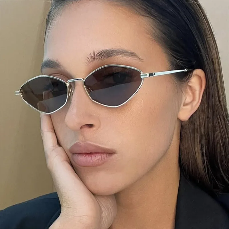1 STÜCK Diamant Polygon Sonnenbrille mit kleinem Rahmen 2025 neue Metallsonnenbrille für Modenschau minimalistische Frauen Image