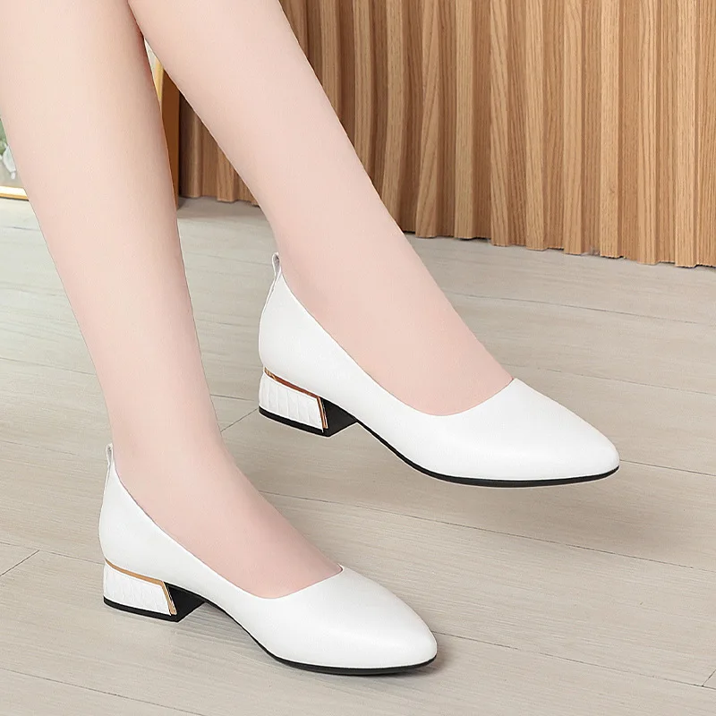2026 Sommer Damen Weiche Leder-Pumps mit Blockabsatz Spitze Zehe Niedriger Absatz Büroschuhe Weiße Arbeits- und Abendschuhe Größe 35-41 Image