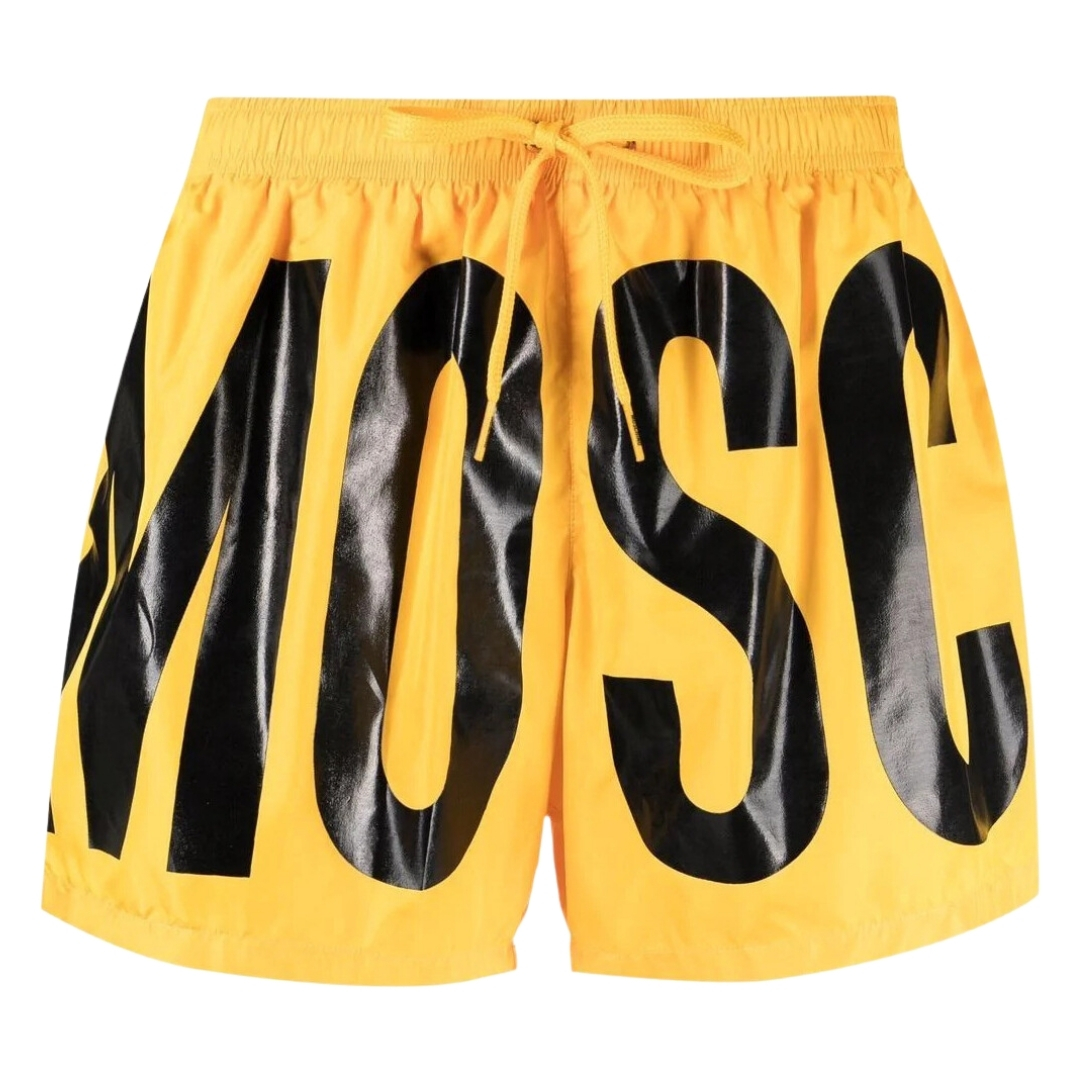 Kurze Badeshorts von Moschino in Schwarz mit kräftigem Logo-Print in leuchtendem Gelb Image