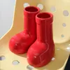 Große rote Stiefel, rote Schuhe, Keramikvase, Premium-Ins-Style, hochwertiges rotes grünes Arrangement