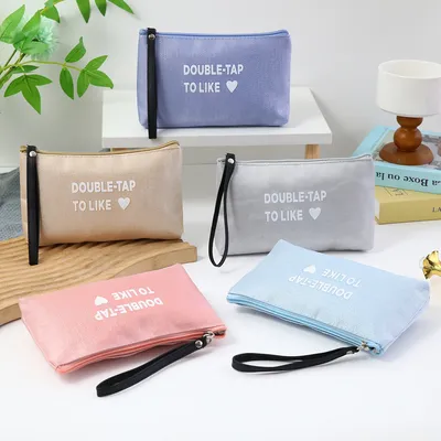 Einfarbige, wasserdichte PU-Kosmetiktasche mit Buchstaben. Reise-Make-up-Tasche für Studenten. Einfache und tragbare Geldbörse und Kulturtasche