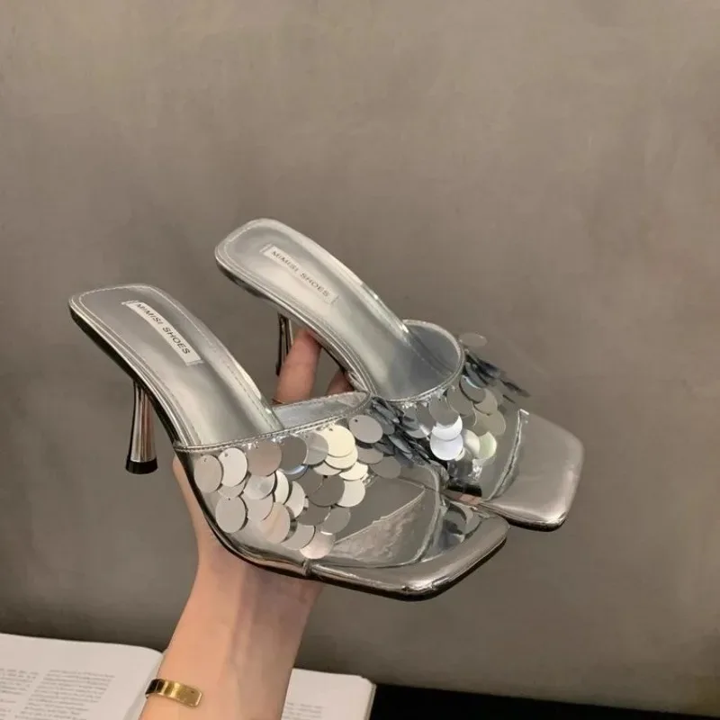 2025, Sommer, heiß verkaufte Damen-High-Heels und Hausschuhe, modische und elegante quadratische Zehen-Outdoor-vielseitige silberne Damenschuhe