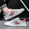 2025 weiße Freizeit schuhe für Männer Marken schuhe Mode Biene bedruckte Herren Skateboards chuhe