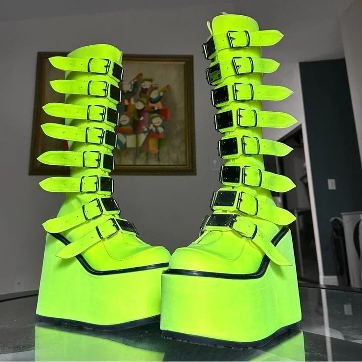 Plattform Rock Gürtelschnalle Motorradstiefel 2025, neue Punk-Rundkappe, Keilabsatz, Party-Bühnenstiefel, Street-Fashion, große Wadenstiefel