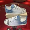 Hellblaue Denim-weiße Graffiti-Turnschuhe für Herren, Schnürnieten, flaches Paar, Leinwanddruck, Leder, Patchwork, lässiger Sommer-Sportschuh
