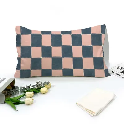 Karierter rosa und marineblauer Kissenbezug für gemütlichen Schlaf, Schlafzimmer, Wohnzimmer, Sofa Image