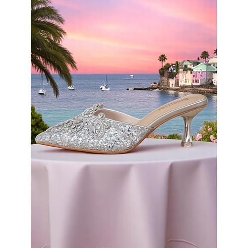 Damen-Pantoletten mit goldenen Pailletten – spitze Schlupfschuhe mit Strass-Details für glamouröse Cocktail-Events Image