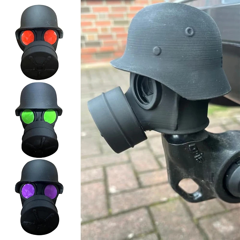 Anhängerkupplungsabdeckung mit Stahlhelm und Gasmaske. 3D-gedruckte Anhängerkupplungs-Kugelabdeckung verhindert Rostung des Empfängerrohrs Image