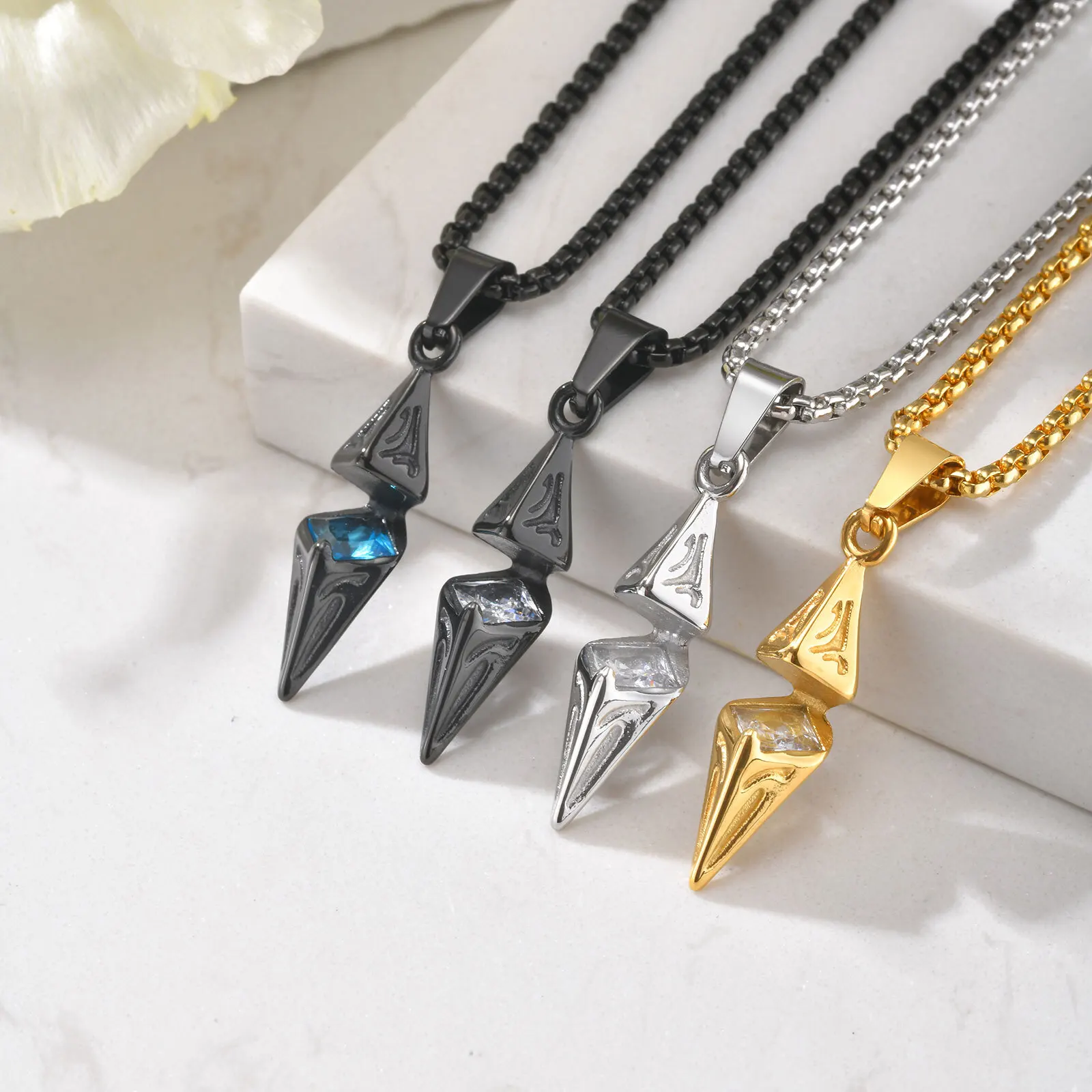 VNOX Weiß-blaue Zirkon-Rhombus-Anhänger-Halskette, hypoallergener Edelstahl-Schmuck für Männer, Valentinstag-Geburtstagsparty-Geschenk Image