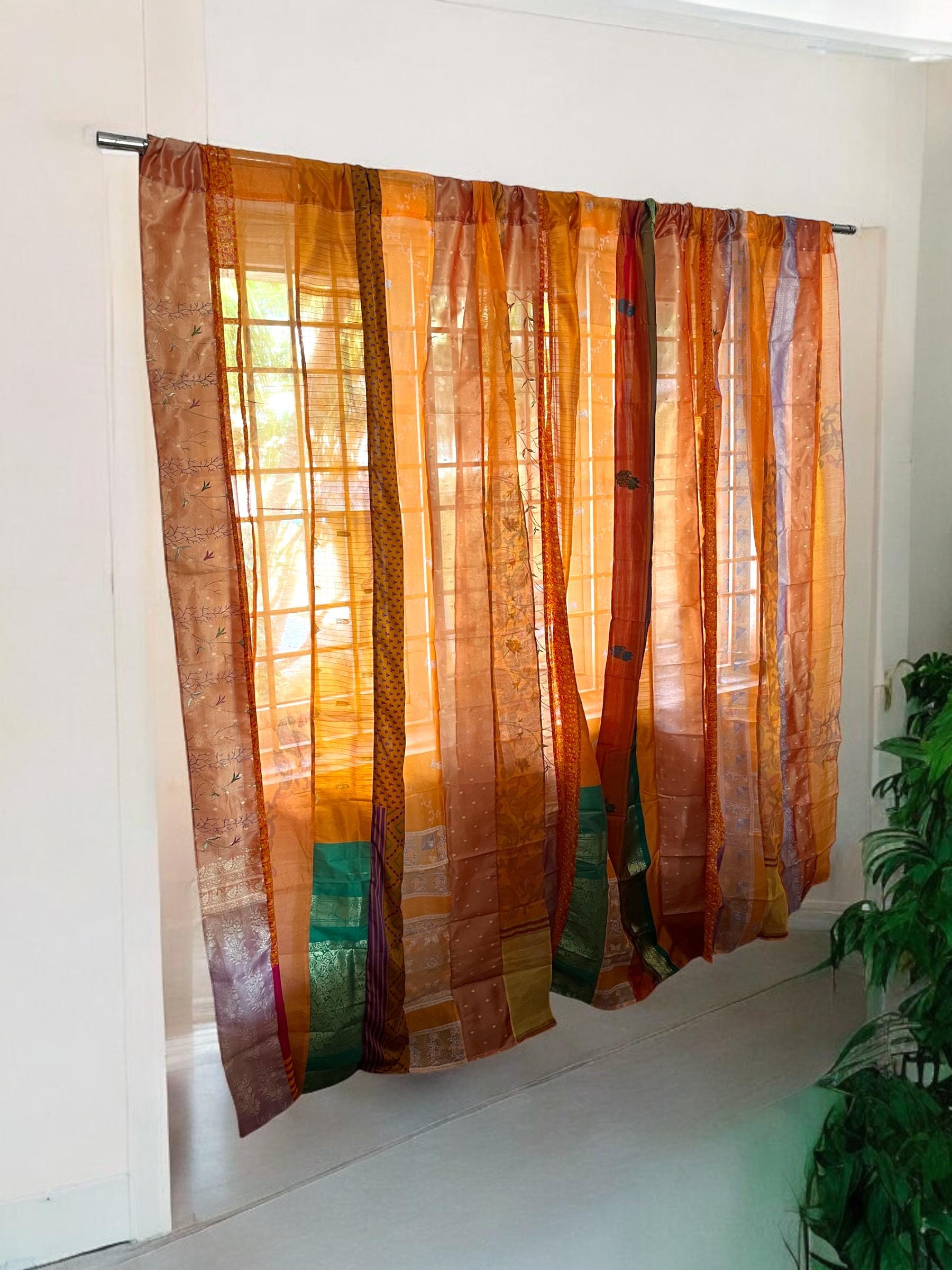 Tende arancioni per sari, tende per sari riciclate fatte a mano con strisce di sari, tende trasparenti hippie per finestre e porte, decorazioni per la
