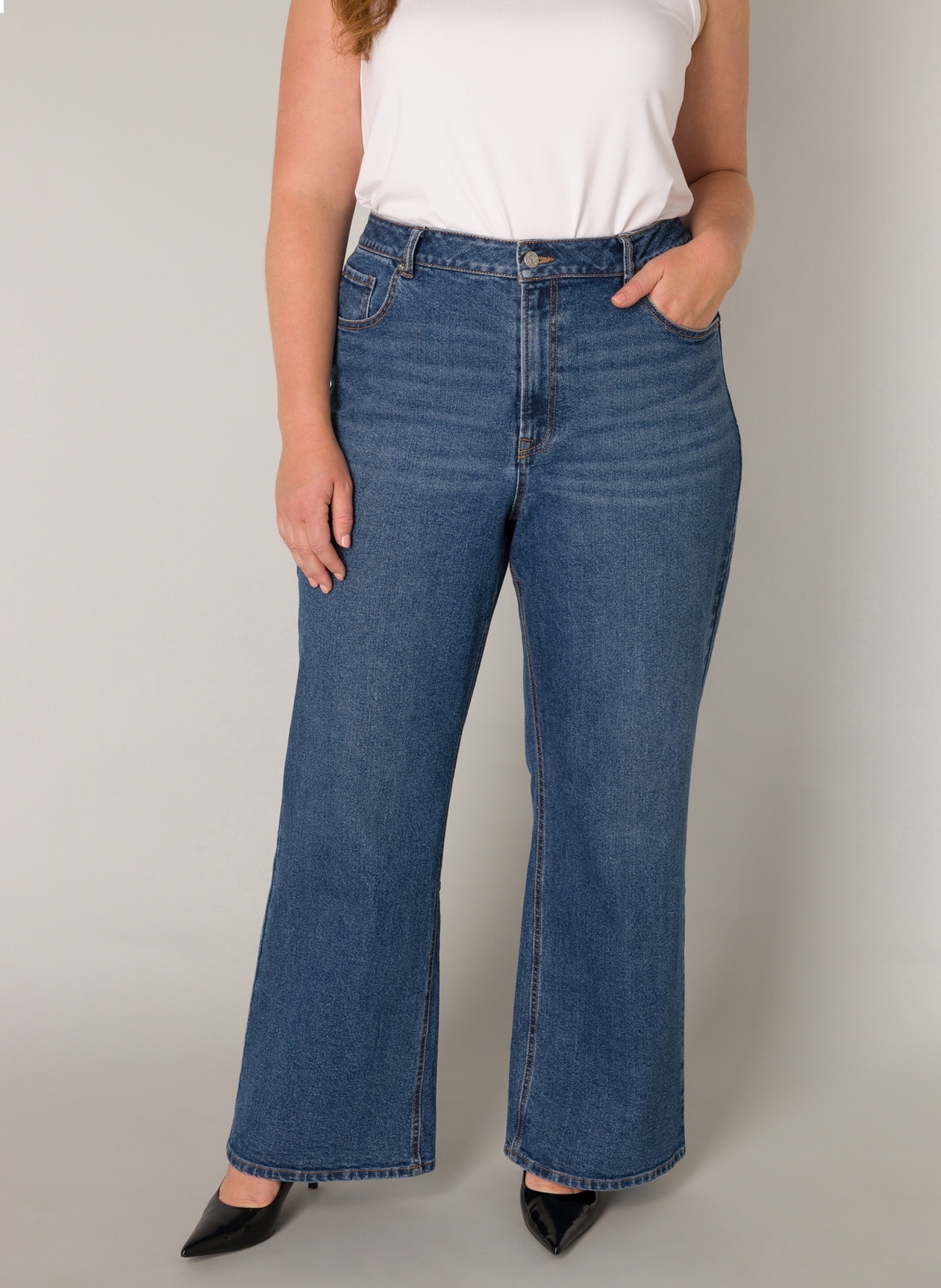 Weite Jeans BASE LEVEL CURVY, Damen, Gr. 58/60, Länge 32, blau (mid blau), Denim/Jeans, Obermaterial: 98% Baumwolle, 2% Elasthan, unifarben, bequem lang, Jeans, in großen Größen