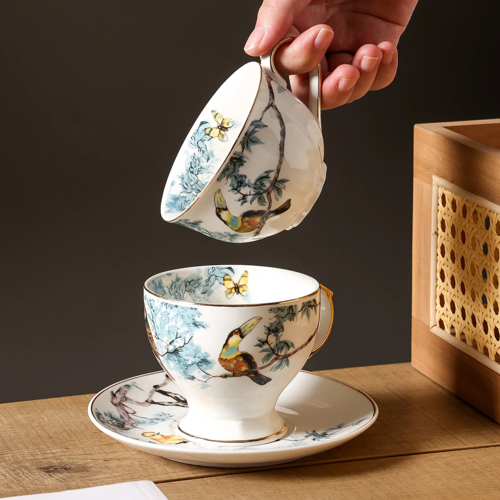 Blumen- und Vogelkaffeetassen und Untertassen, handbemalte Keramikbecher, Nachmittagsteetassen für den Haushalt Image