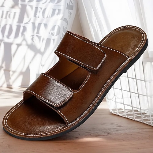 Braune Herren-Sandalen mit weiter Passform und zwei Klettverschlüssen. Weiches Fußbett für Erwachsene. Ideal für ältere Menschen. Täglicher Gebrauch im Innenbereich. Einfaches Hineinschlüpfen und bequem für zu Hause oder unterwegs. Image