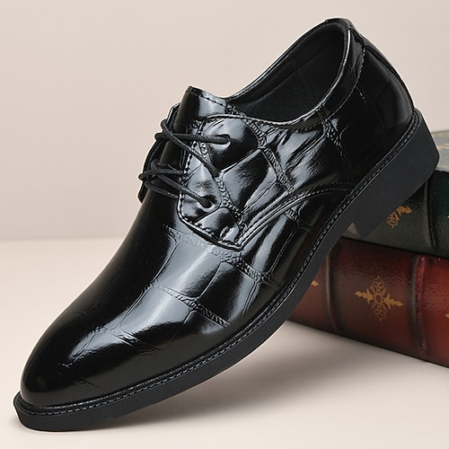 Herrenschuhe aus braunem Leder mit Krokodilmuster, Schnürverschluss und strapazierfähiger Sohle für formelle Anlässe und Business-Kleidung Image
