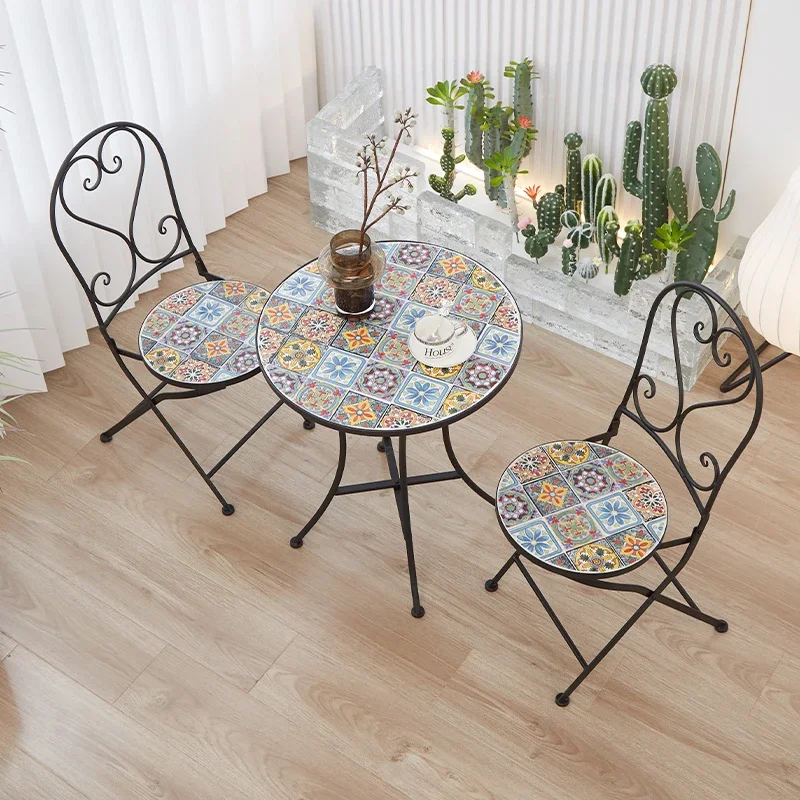 Europäischer Außenbalkon aus Schmiedeeisen, Freizeit-Teetisch und Stuhl-Kombination, Außenhof, Garten, Café, ein Tisch und zwei Stühle